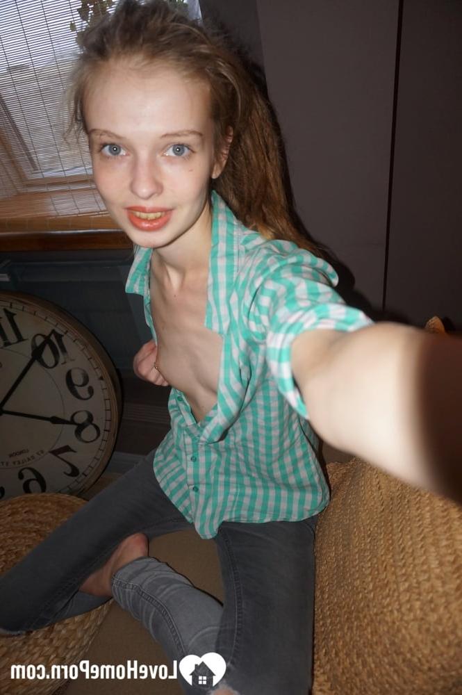 14P Une ado sexy montre son corps nu et ses petits seins tout en prenant des selfies