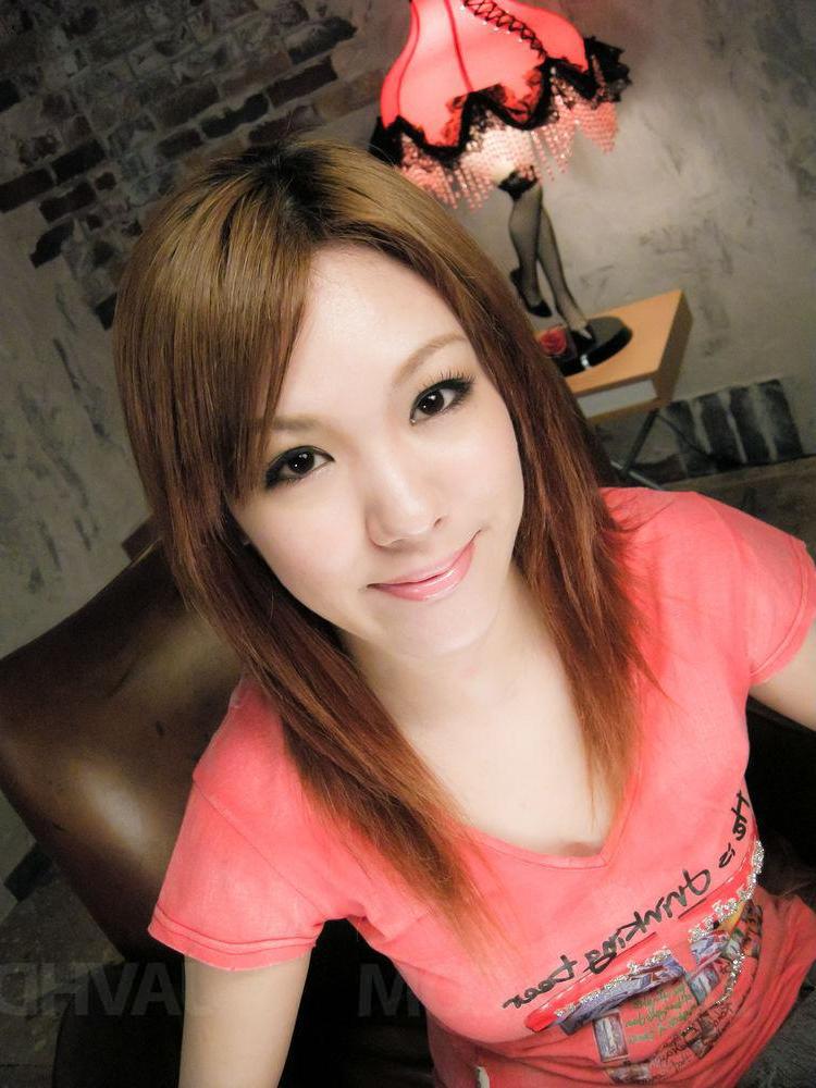 15P Japanese redhead Rei takes a cumshot on her tongue while being masturbated