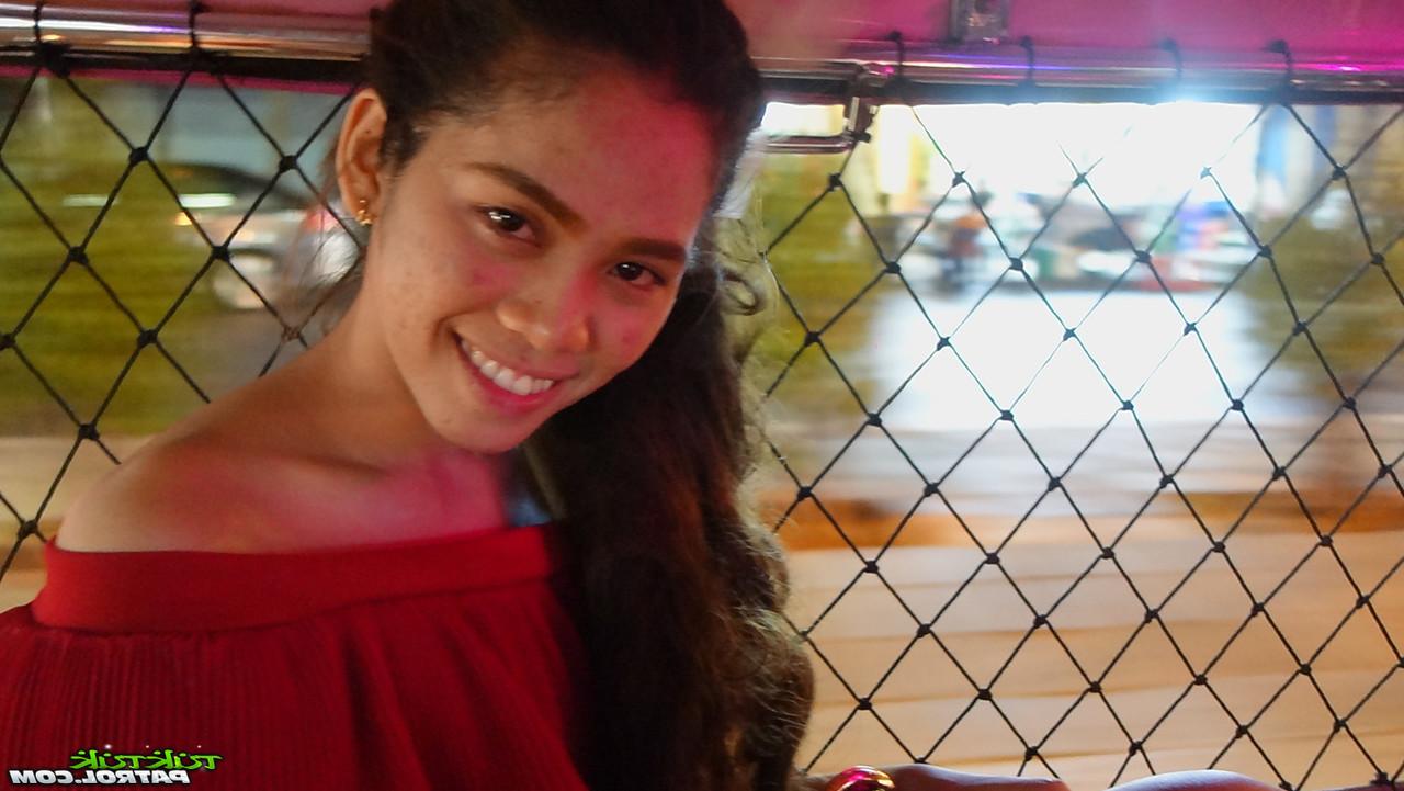20P A linda garota asiática Mee mostra suas pernas gostosas em um vestido vermelho curto