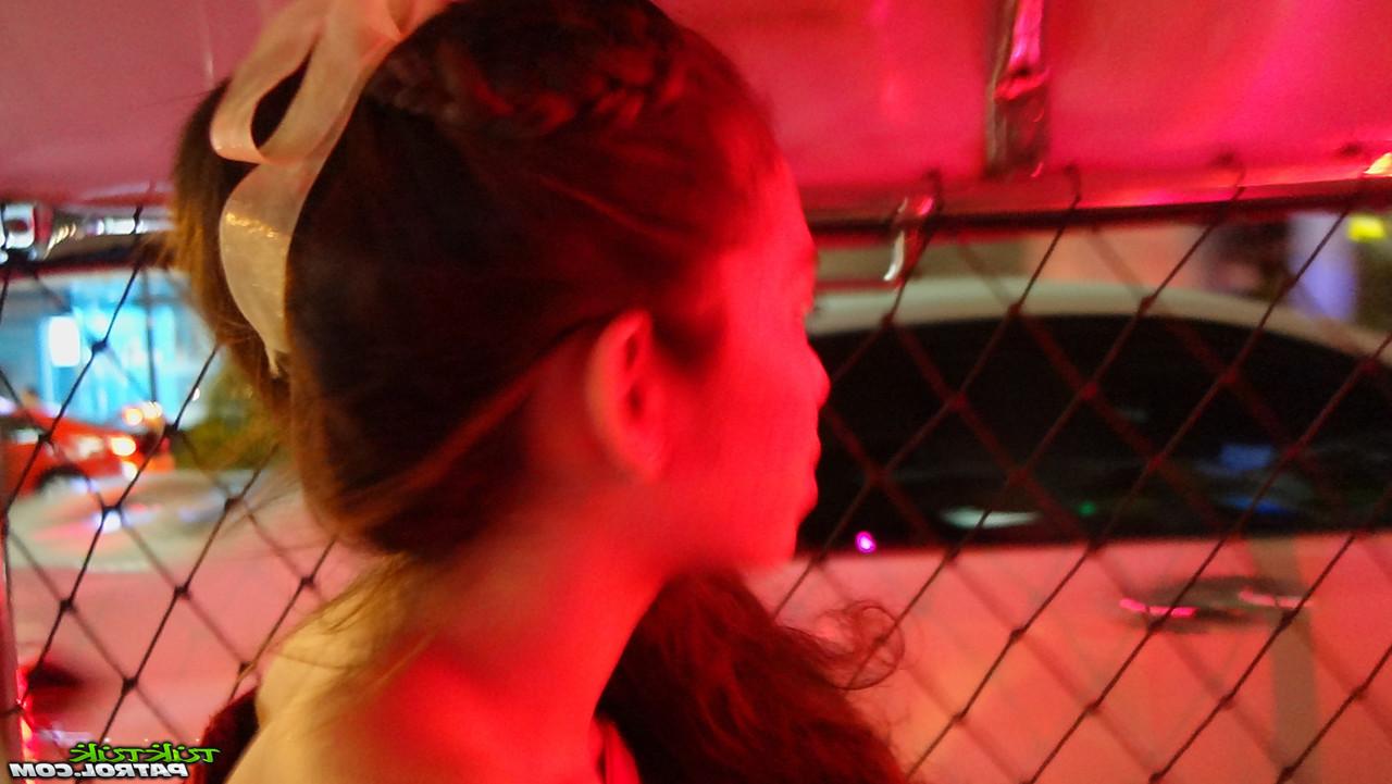 20P A linda garota asiática Mee mostra suas pernas gostosas em um vestido vermelho curto