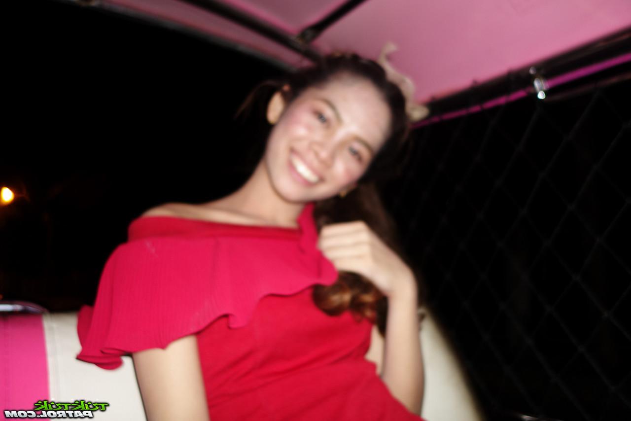 20P A linda garota asiática Mee mostra suas pernas gostosas em um vestido vermelho curto