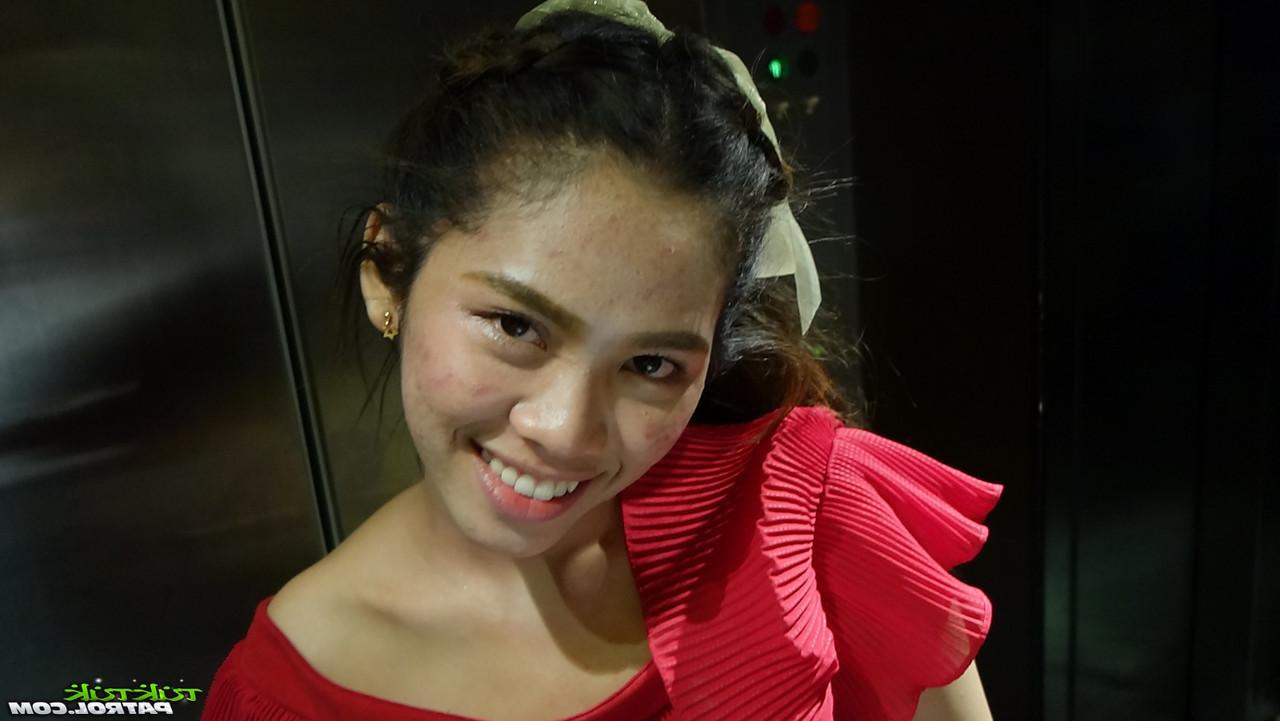 20P A linda garota asiática Mee mostra suas pernas gostosas em um vestido vermelho curto