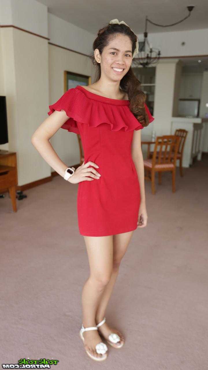 20P A linda garota asiática Mee mostra suas pernas gostosas em um vestido vermelho curto