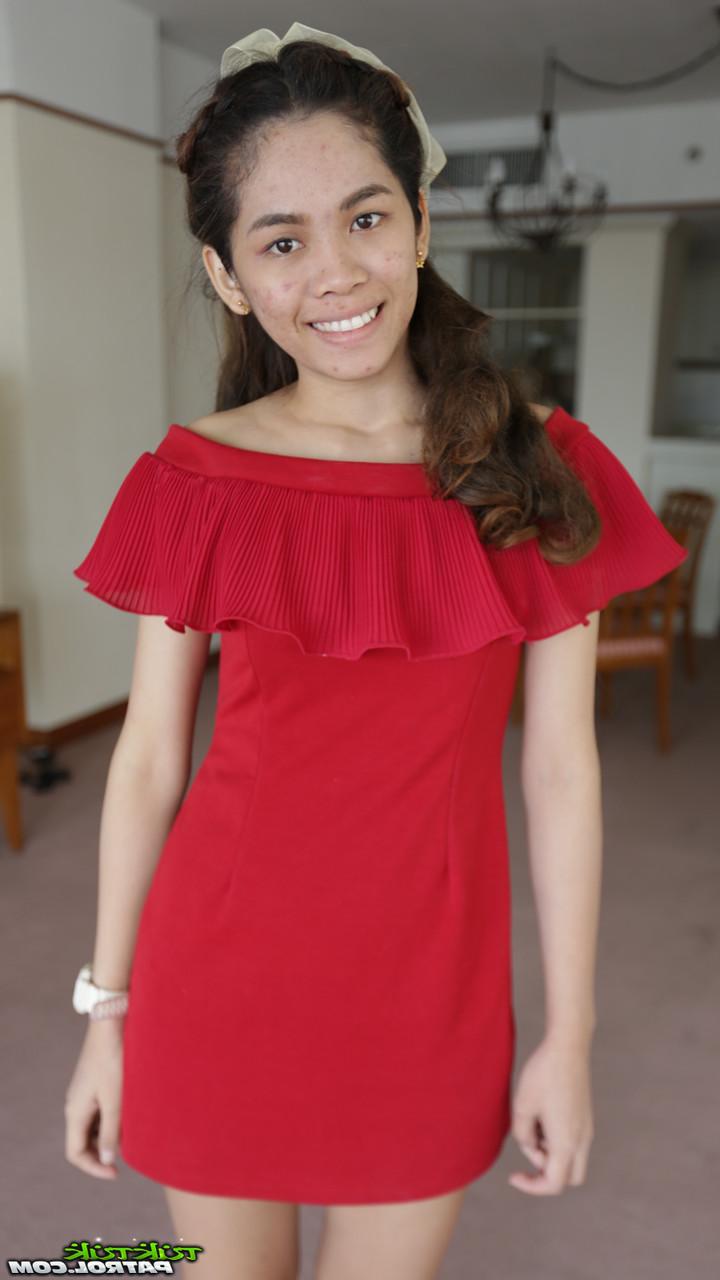 20P A linda garota asiática Mee mostra suas pernas gostosas em um vestido vermelho curto