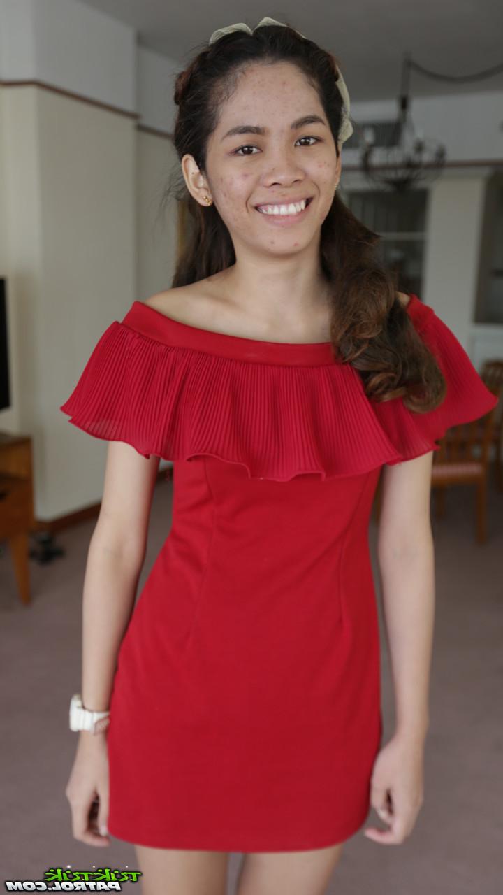 20P A linda garota asiática Mee mostra suas pernas gostosas em um vestido vermelho curto