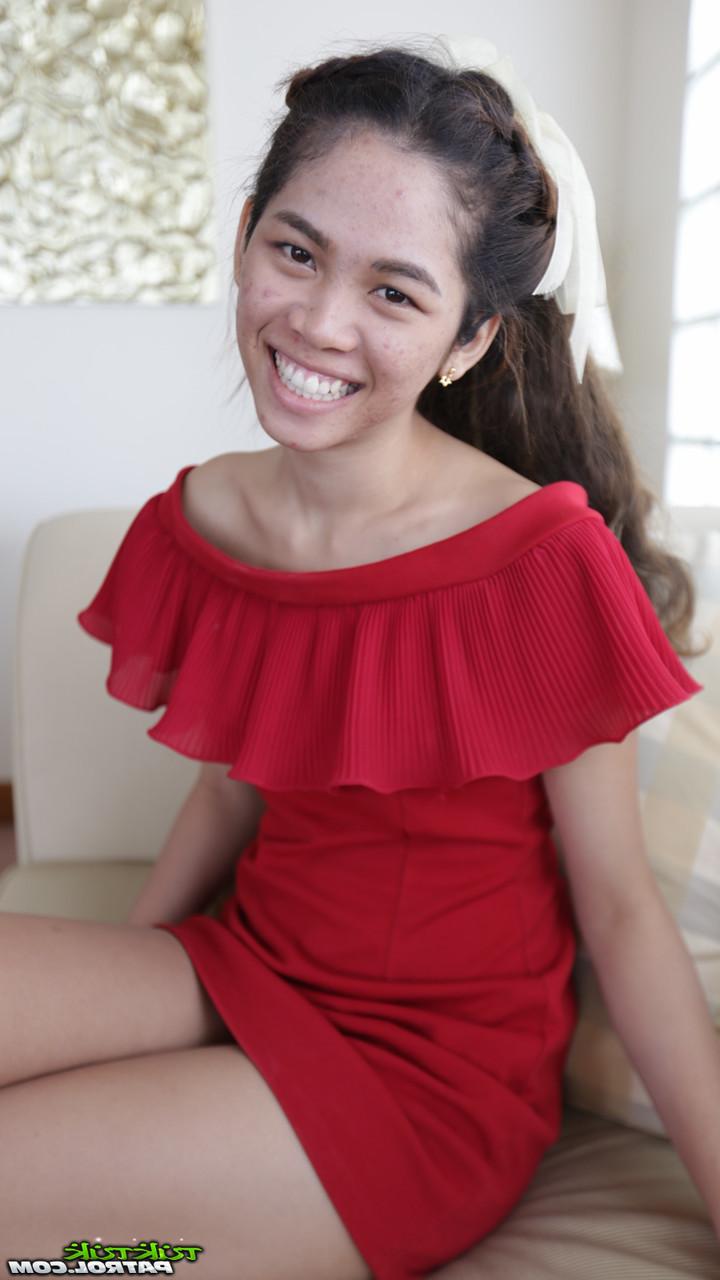 20P A linda garota asiática Mee mostra suas pernas gostosas em um vestido vermelho curto