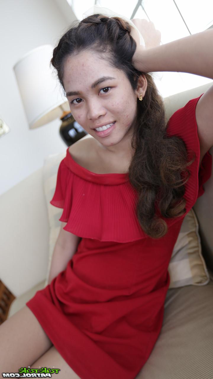 20P A linda garota asiática Mee mostra suas pernas gostosas em um vestido vermelho curto