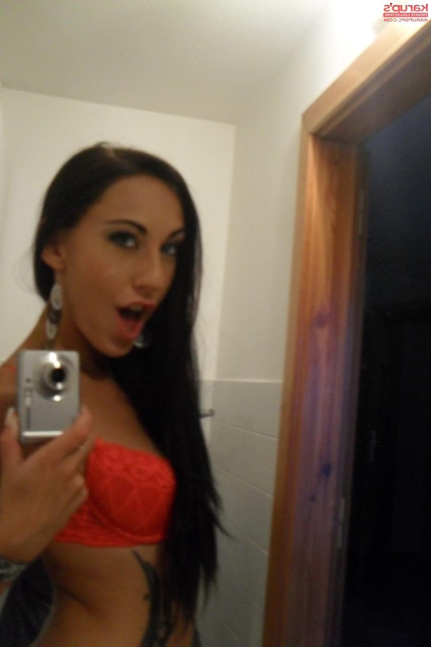 20P Ella Storm, adolescente com corpo tatuado, tira selfies enquanto se despe no espelho