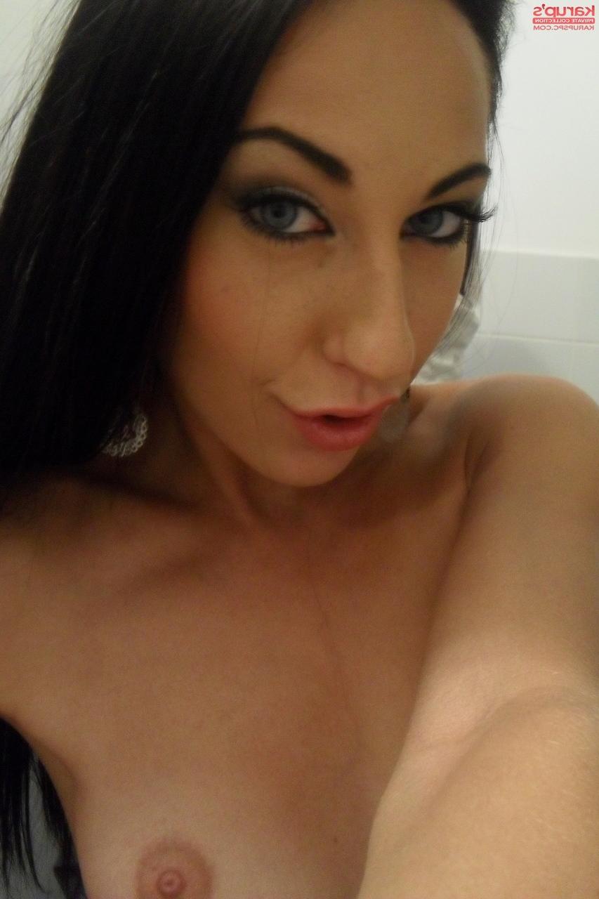 20P Ella Storm, adolescente com corpo tatuado, tira selfies enquanto se despe no espelho