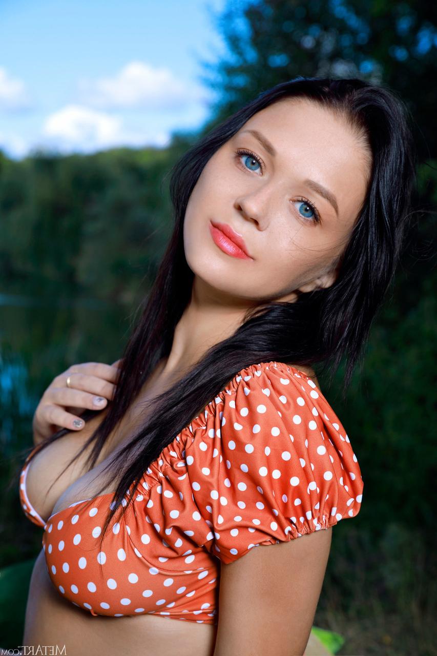 20P Die glamouröse Teenagerin Gloria Davis zieht sich am See aus und zeigt ihren großen Arsch