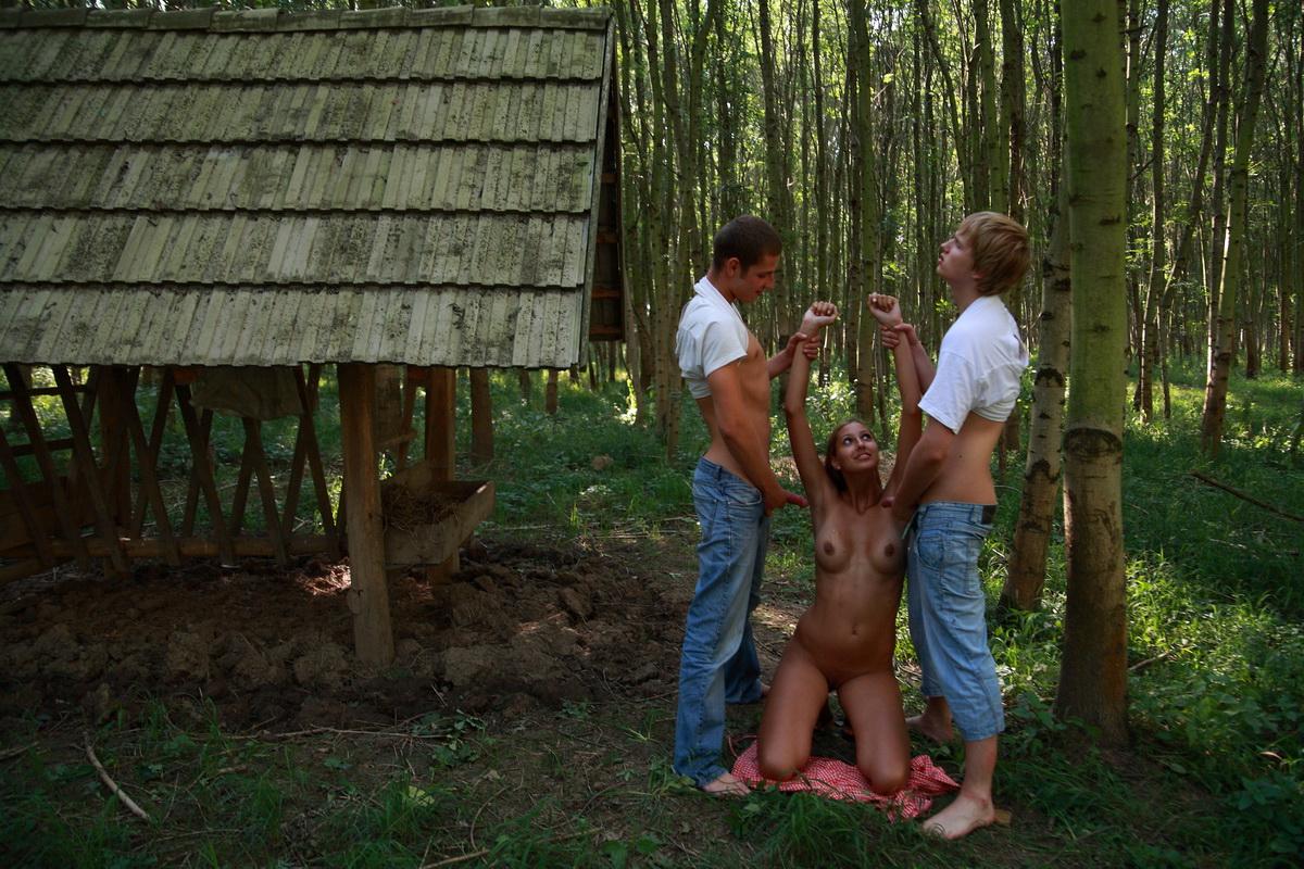 20P Une grande adolescente est déshabillée par deux garçons dans les bois.