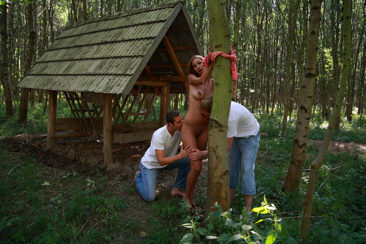 20P Une grande adolescente est déshabillée par deux garçons dans les bois.