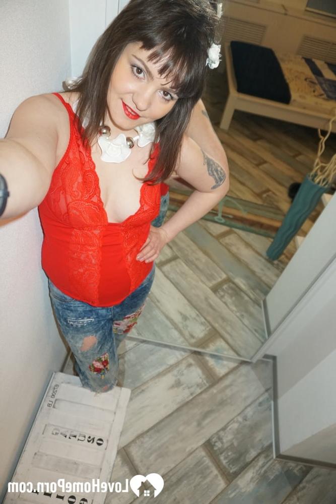 20P Amatrice potelée exhibant son corps tout en courbes dans sa compilation de selfies