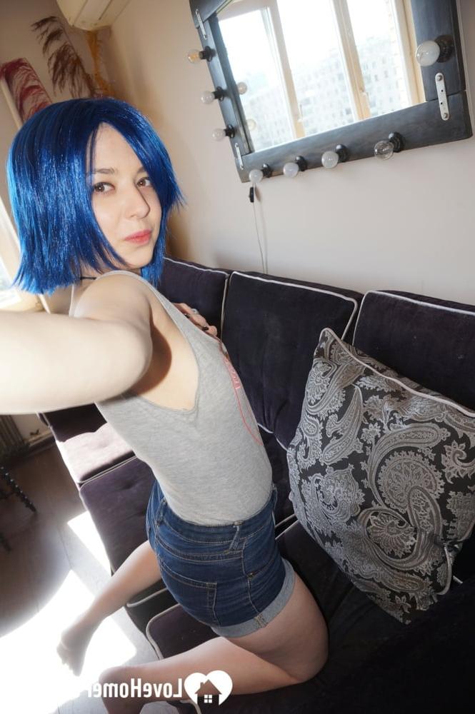 20P Puta amadora mostra seus peitos e bunda em sua compilação de cosplay