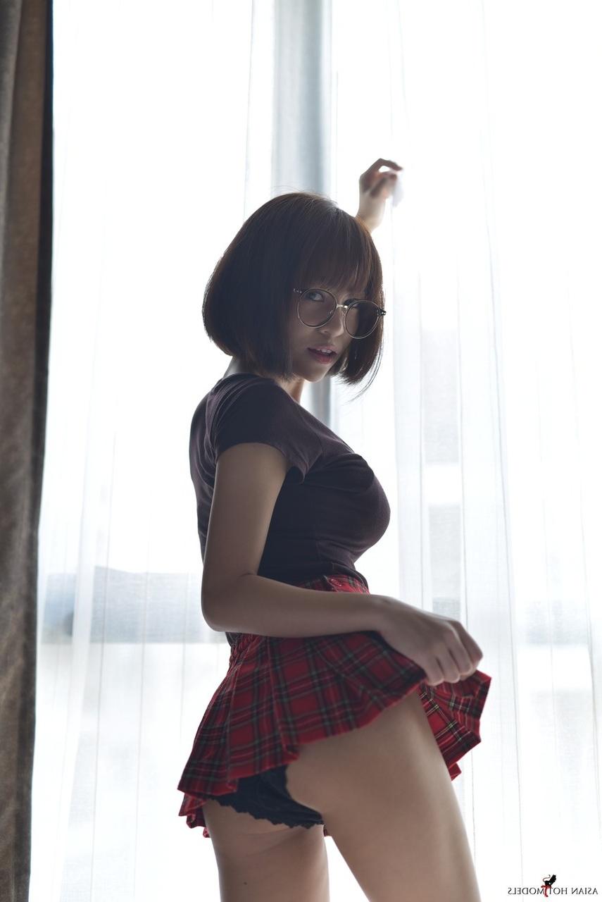 20P Adolescente asiática bonita ostenta sua bunda gostosa vestindo uma minissaia e calcinha
