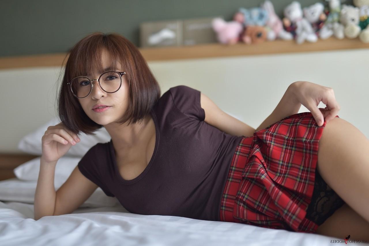 20P Adolescente asiática bonita ostenta sua bunda gostosa vestindo uma minissaia e calcinha