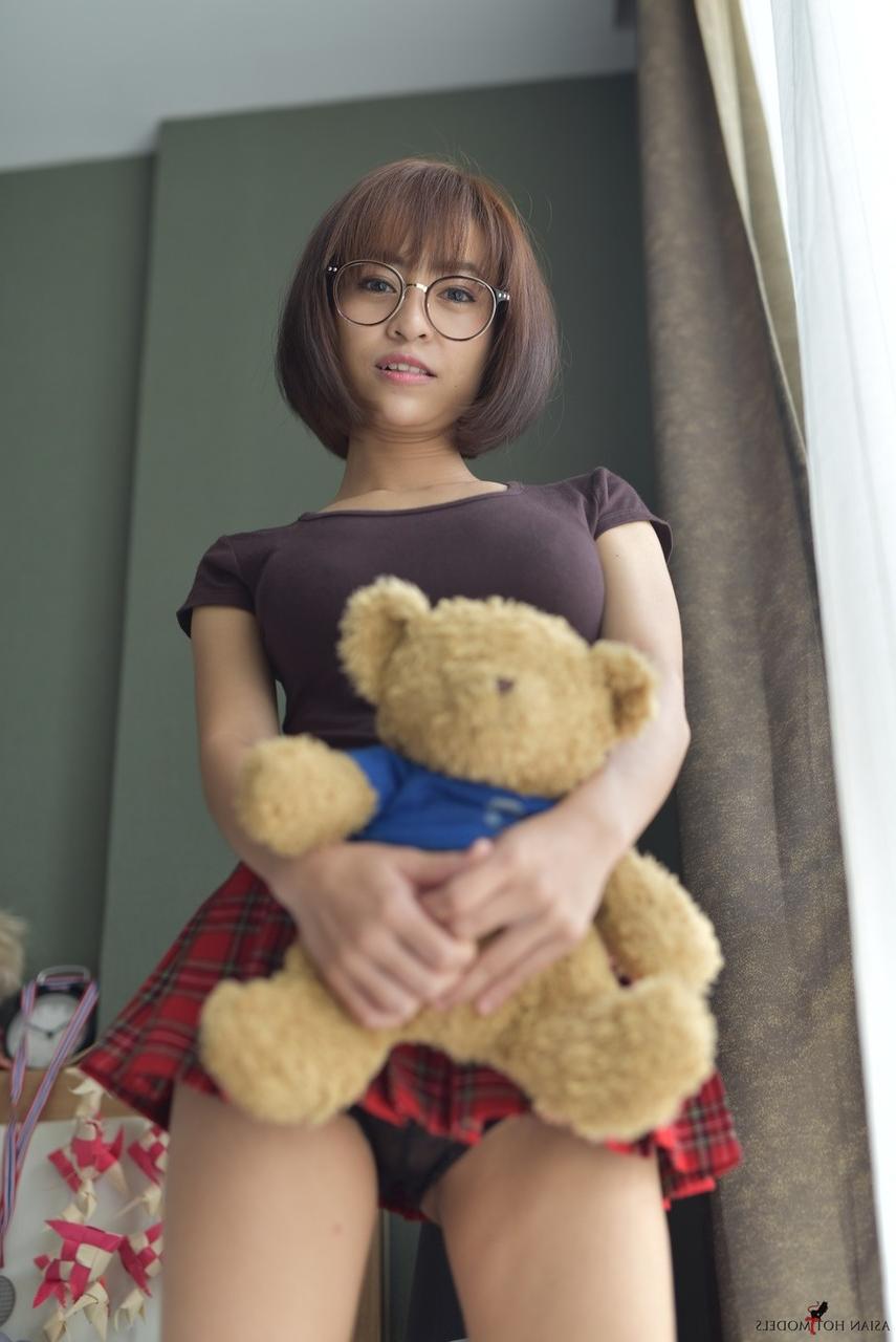 20P Adolescente asiática bonita ostenta sua bunda gostosa vestindo uma minissaia e calcinha