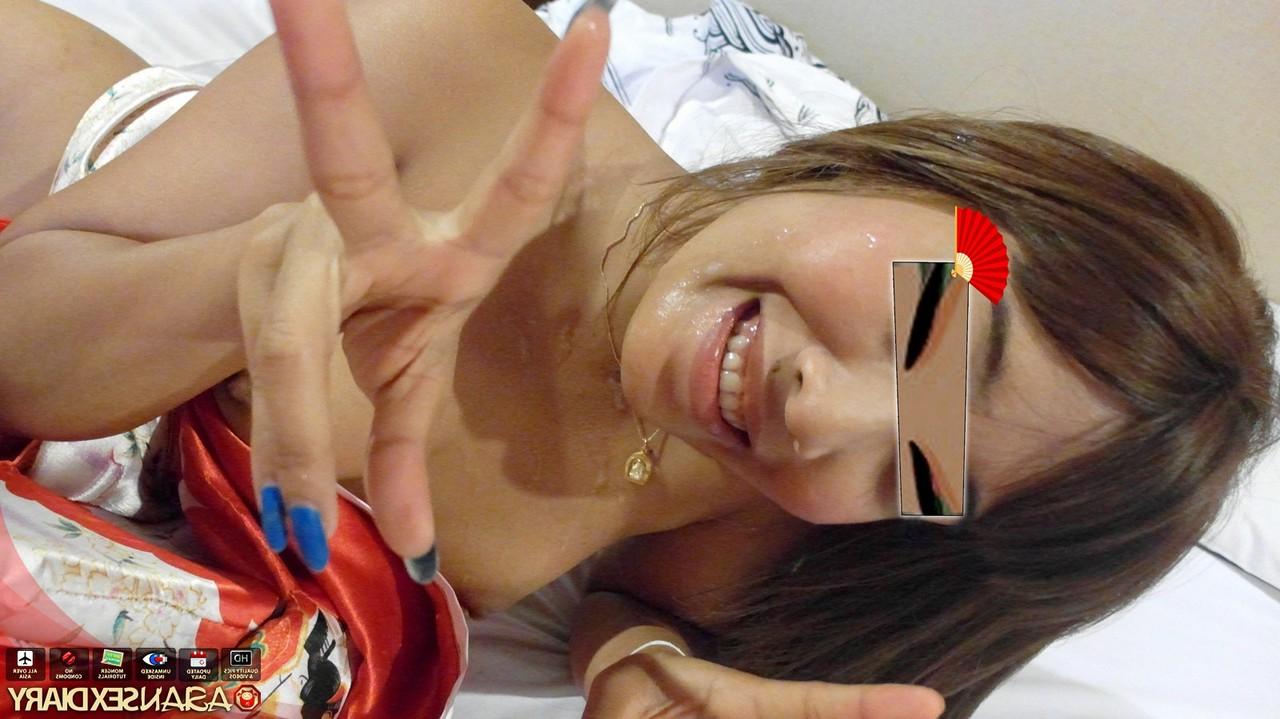 15P Adolescente asiático faz sexo POV na cama enquanto veste um roupão longo