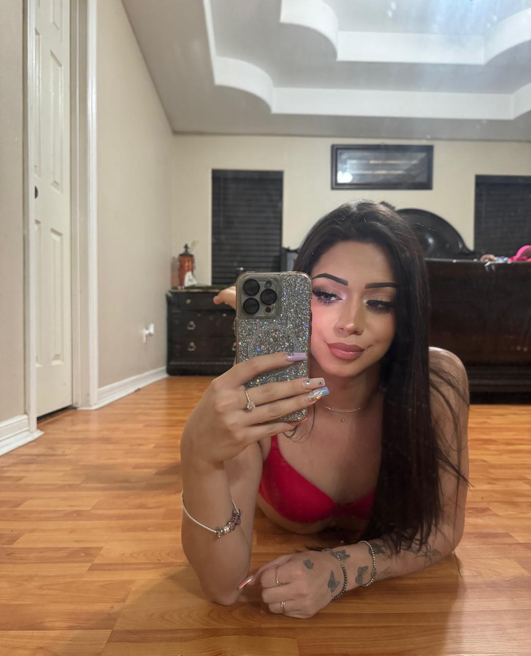 17P A linda travesti Taylor Femboy exibe sua bunda grande em calcinhas sexy em sua casa