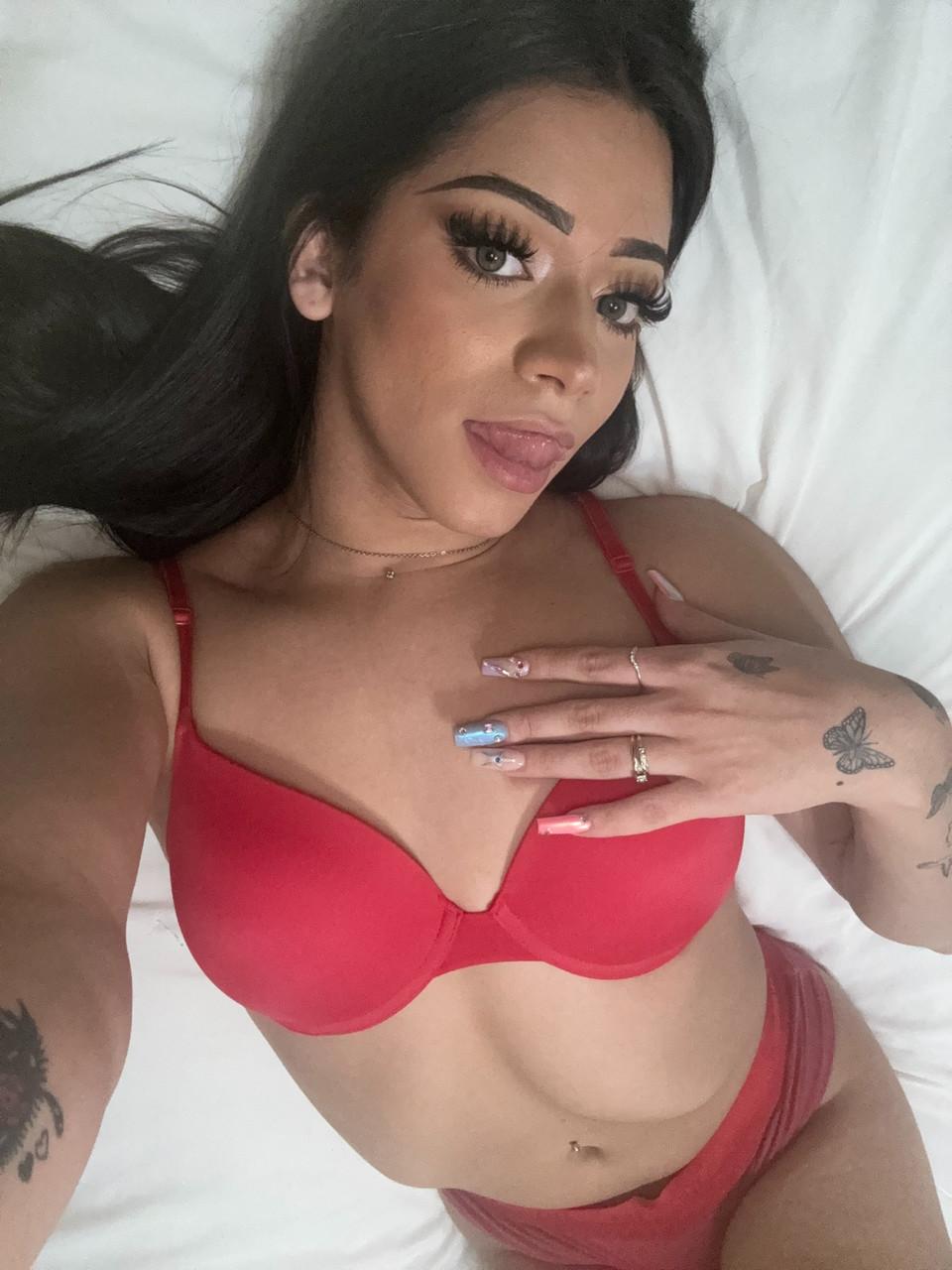17P A linda travesti Taylor Femboy exibe sua bunda grande em calcinhas sexy em sua casa