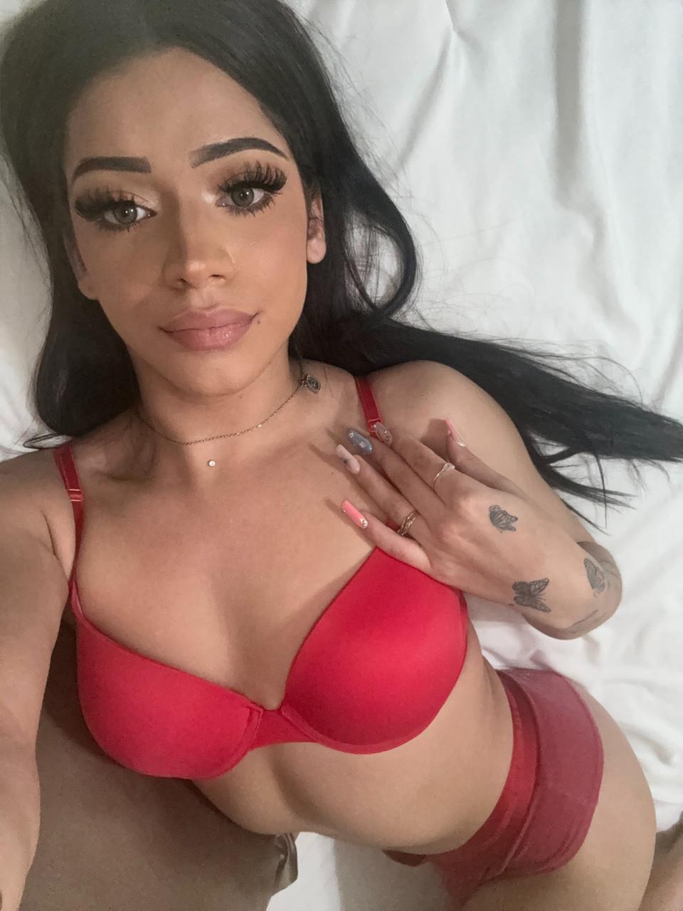 17P A linda travesti Taylor Femboy exibe sua bunda grande em calcinhas sexy em sua casa
