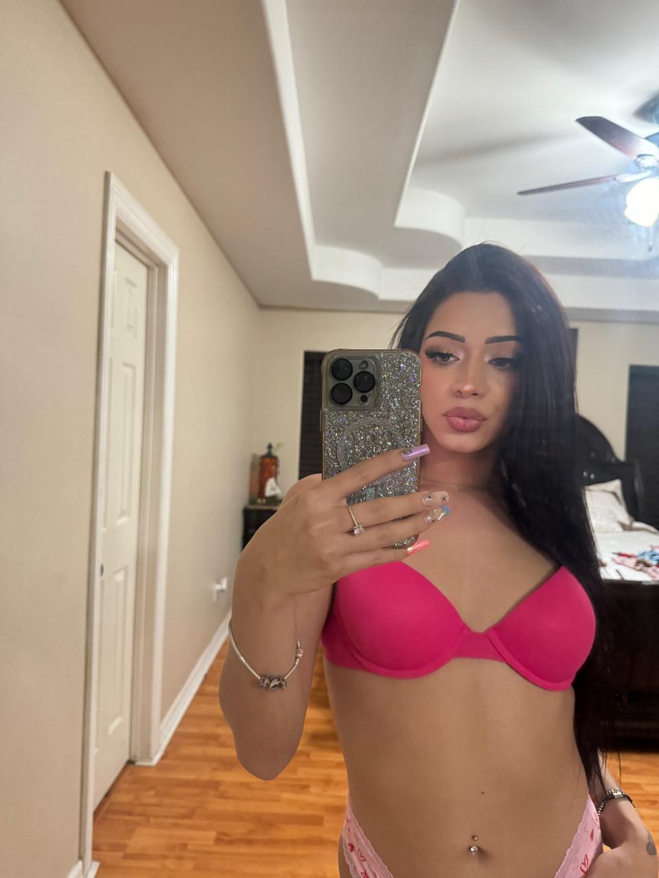 17P A linda travesti Taylor Femboy exibe sua bunda grande em calcinhas sexy em sua casa