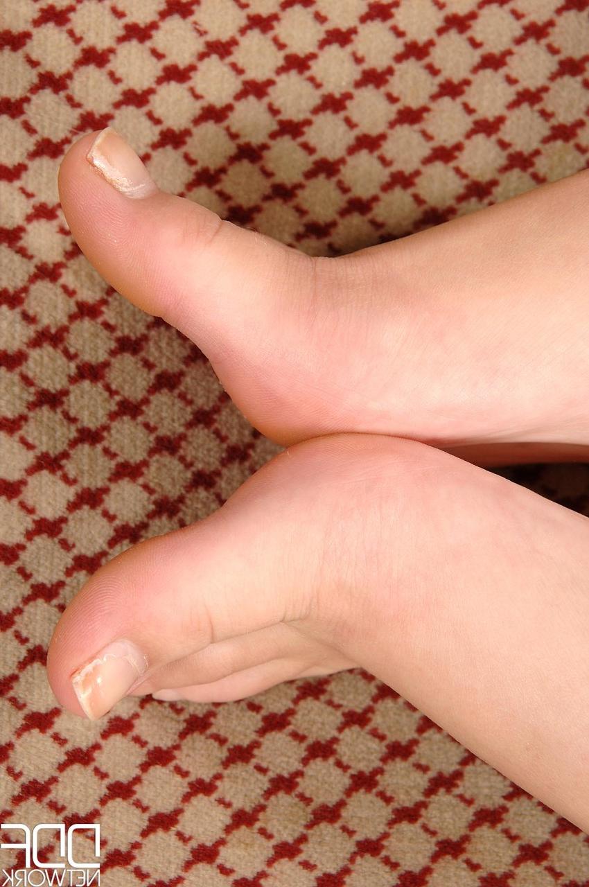 20P La jolie MILF blonde Serenity montre de près sa chatte savoureuse et ses doux pieds.