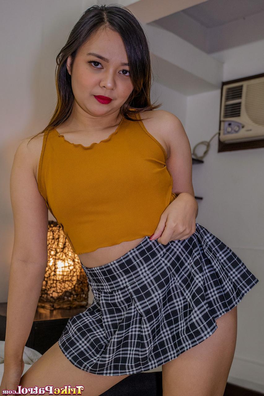 20P La linda asiática Sharinami Baria dando una mamada descuidada y follando en POV