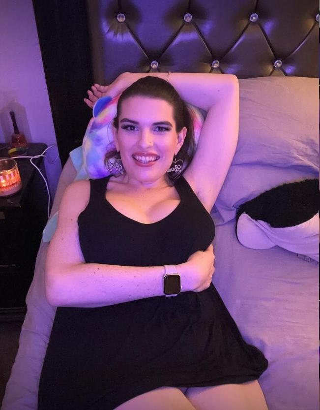 15P La brune sexy Madame Morgan XXX montre ses gros seins et son superbe cul.