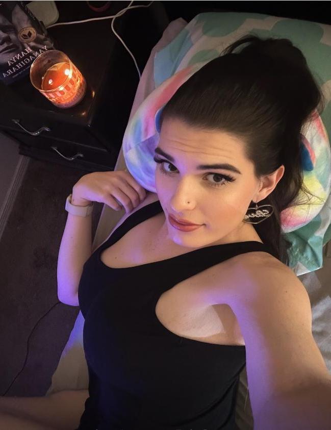 15P La brune sexy Madame Morgan XXX montre ses gros seins et son superbe cul.