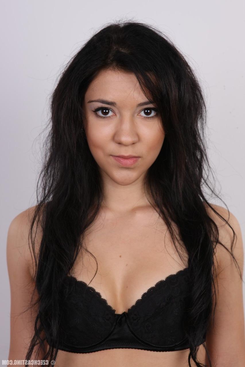 20P Ester, de 18 años, se desnuda tras lanzar su carrera como modelo desnuda