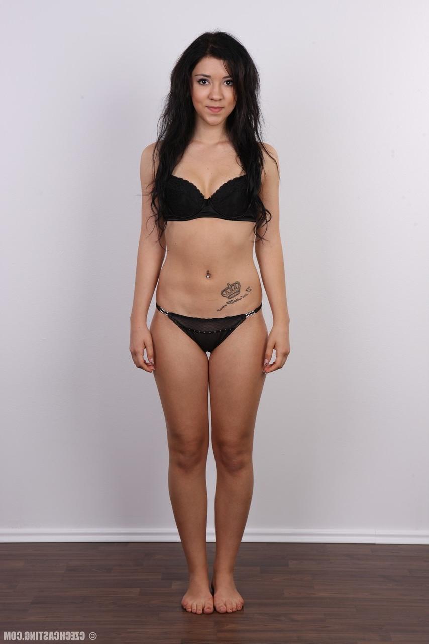 20P Ester, de 18 años, se desnuda tras lanzar su carrera como modelo desnuda