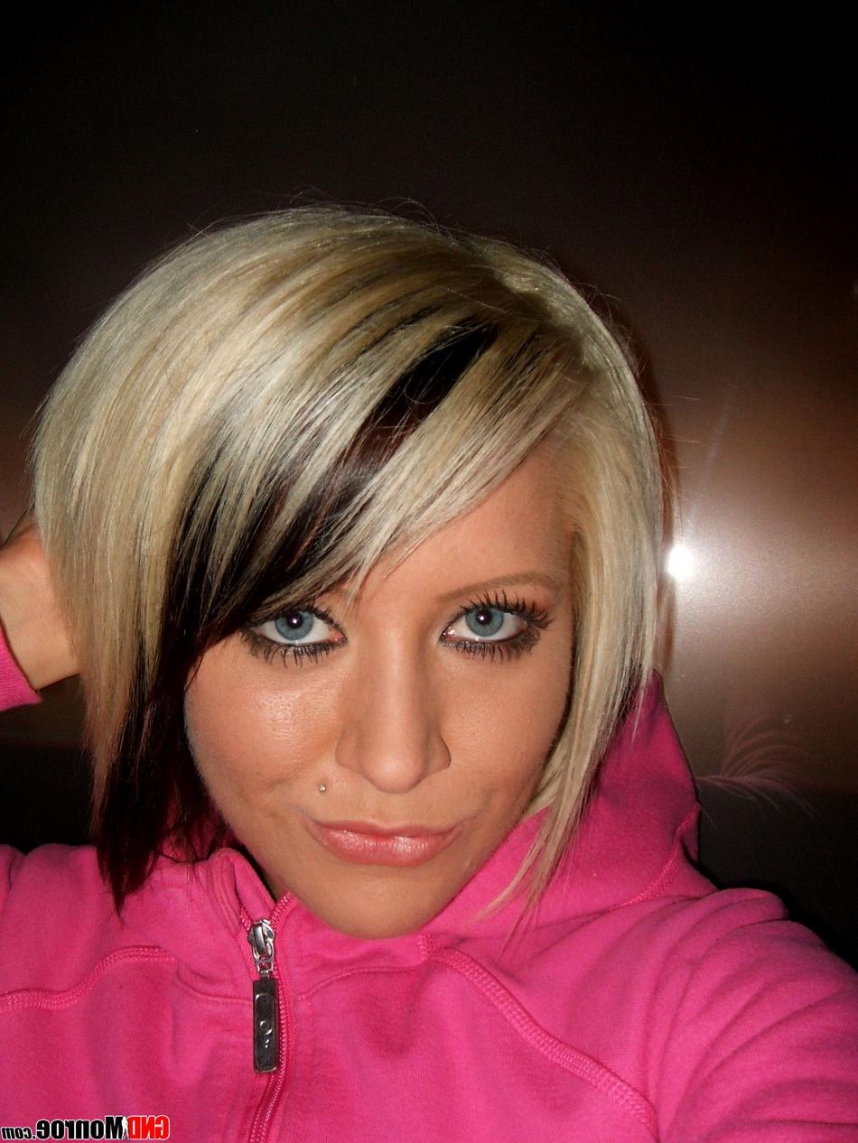 12P Schmutzige Blondine mit Bauchpiercing zieht sich aus, während sie verführerische Selfies macht