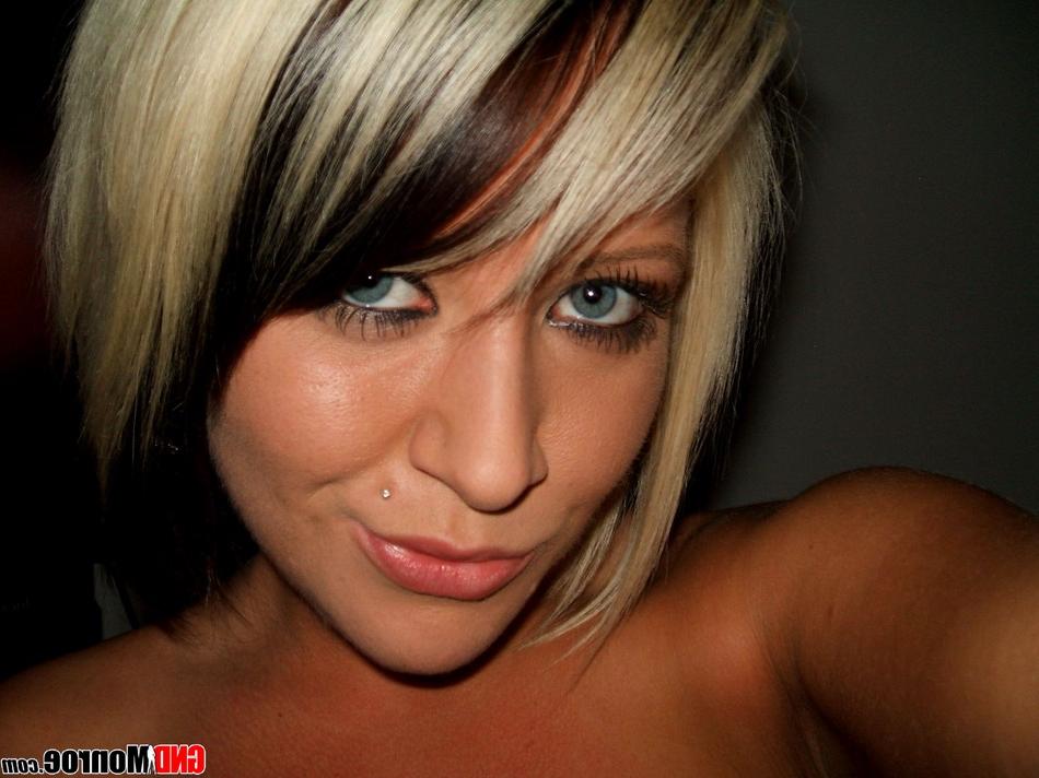12P Schmutzige Blondine mit Bauchpiercing zieht sich aus, während sie verführerische Selfies macht