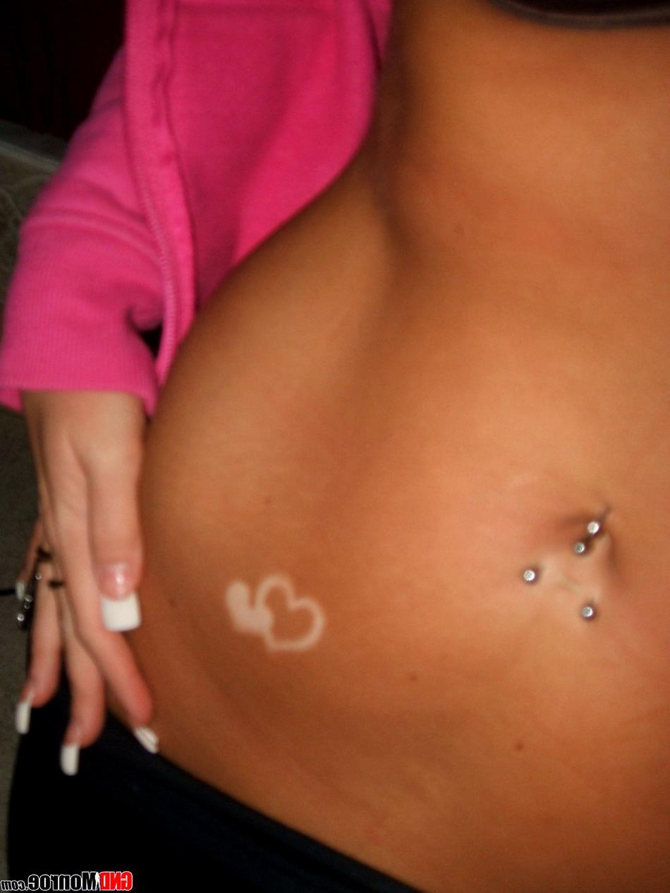 12P Schmutzige Blondine mit Bauchpiercing zieht sich aus, während sie verführerische Selfies macht