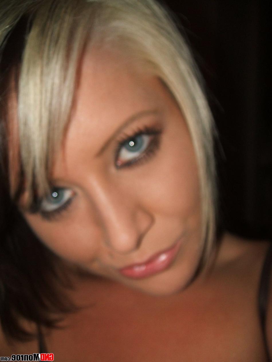 12P Schmutzige Blondine mit Bauchpiercing zieht sich aus, während sie verführerische Selfies macht