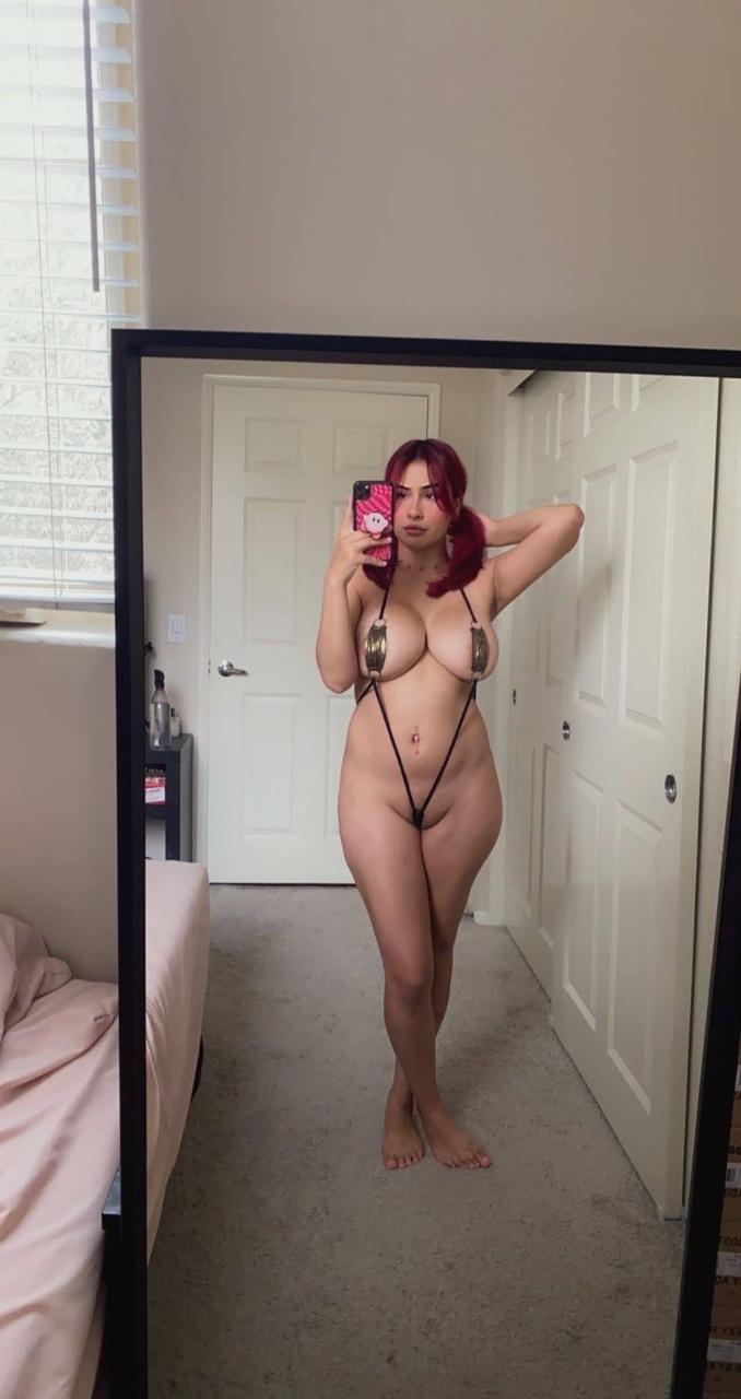 12P A linda gata curvilínea Angel exibe seus peitos grandes enquanto tira fotos