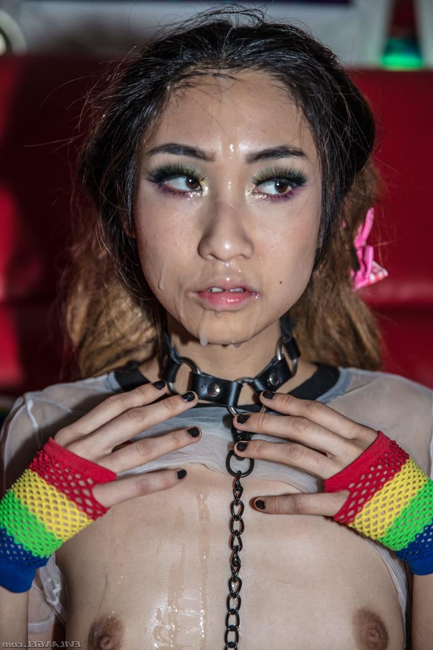 17P Eva Yi, petite star du porno en lingerie sexy, montre son corps couvert de sperme.