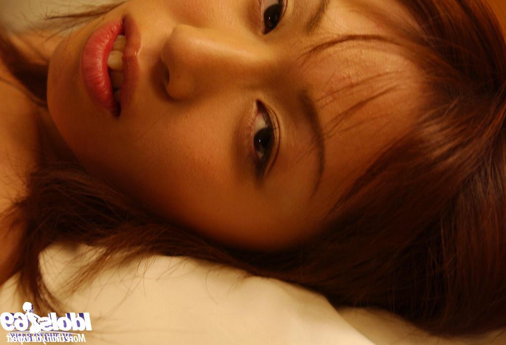 13P 角質のアジアの男女共学と小さなおっぱいが彼女の毛むくじゃらの猫をハードコアで砲撃します
