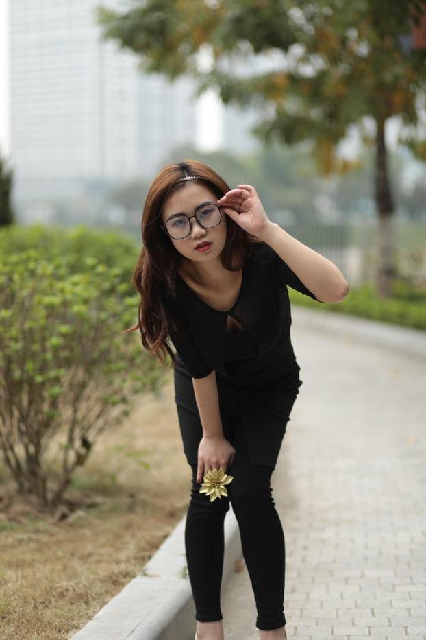 20P Elena, fille asiatique rousse à lunettes, pose dans sa tenue noire en public