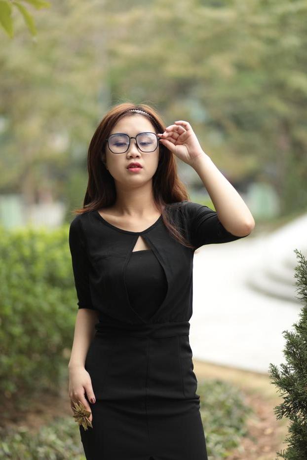 20P Elena, fille asiatique rousse à lunettes, pose dans sa tenue noire en public