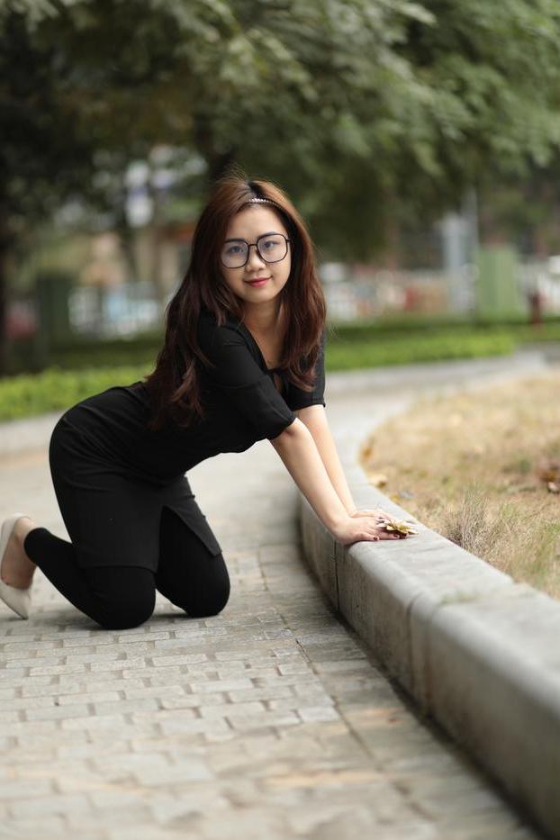 20P Elena, fille asiatique rousse à lunettes, pose dans sa tenue noire en public