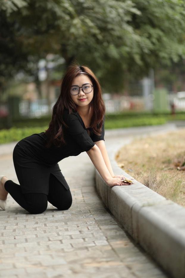 20P Elena, fille asiatique rousse à lunettes, pose dans sa tenue noire en public