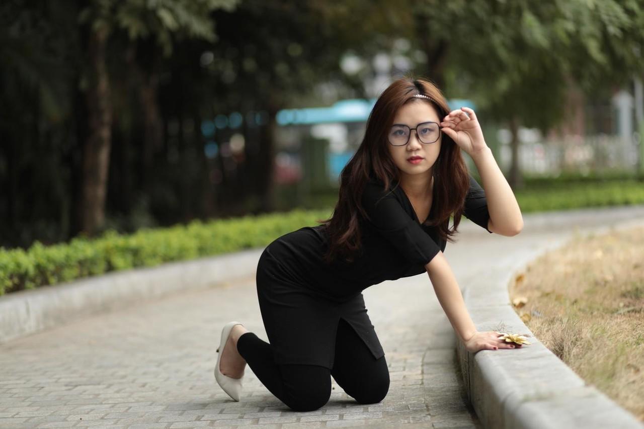 20P Elena, fille asiatique rousse à lunettes, pose dans sa tenue noire en public