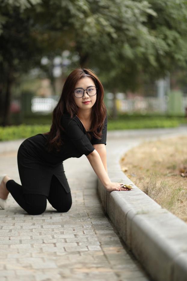 20P Elena, fille asiatique rousse à lunettes, pose dans sa tenue noire en public