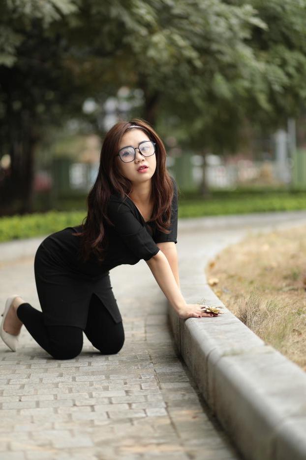 20P Elena, fille asiatique rousse à lunettes, pose dans sa tenue noire en public