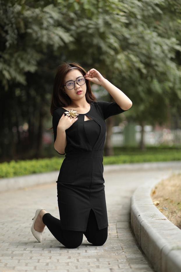 20P Elena, fille asiatique rousse à lunettes, pose dans sa tenue noire en public
