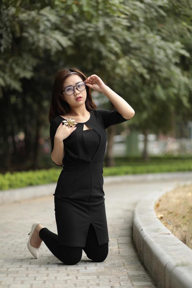 20P Elena, fille asiatique rousse à lunettes, pose dans sa tenue noire en public