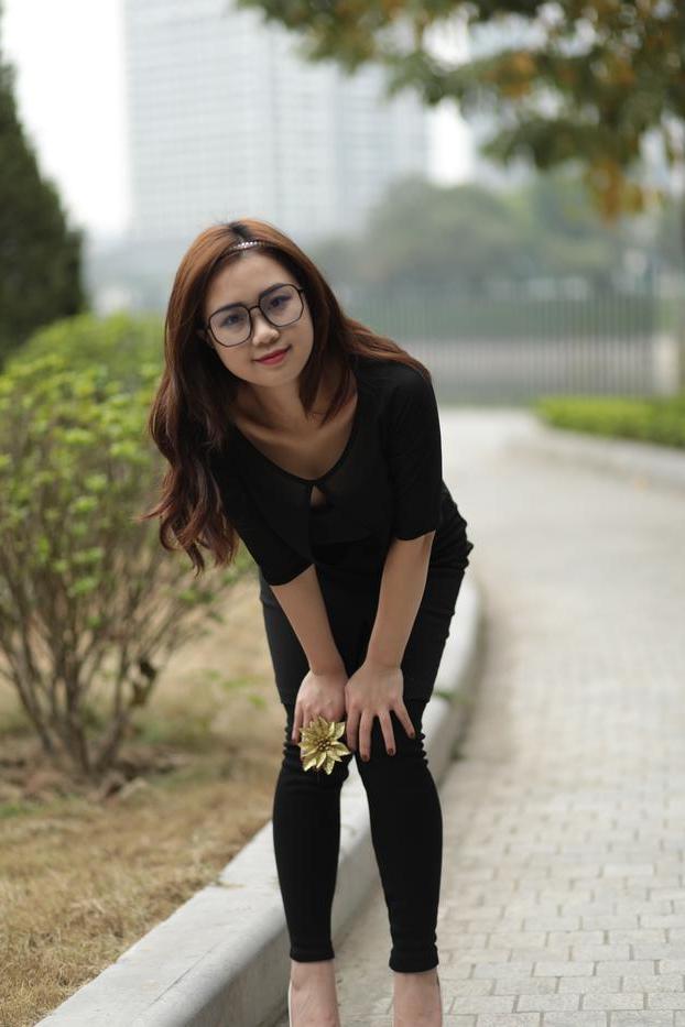 20P Elena, fille asiatique rousse à lunettes, pose dans sa tenue noire en public