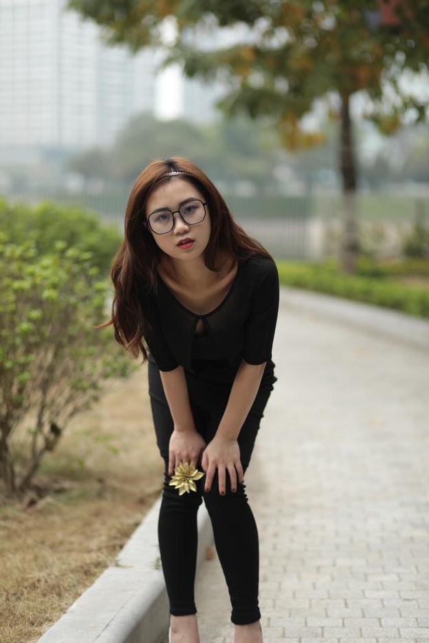 20P Elena, fille asiatique rousse à lunettes, pose dans sa tenue noire en public
